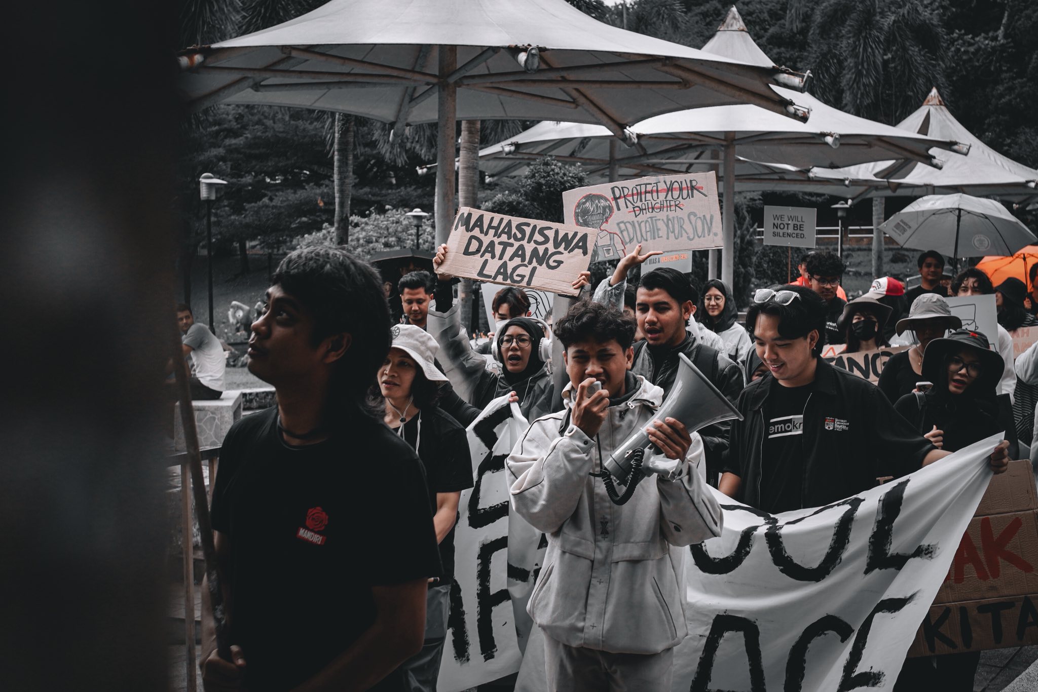 Laungan “Undur Fadhlina” di demonstrasi #MakeSchoolASaferPlace