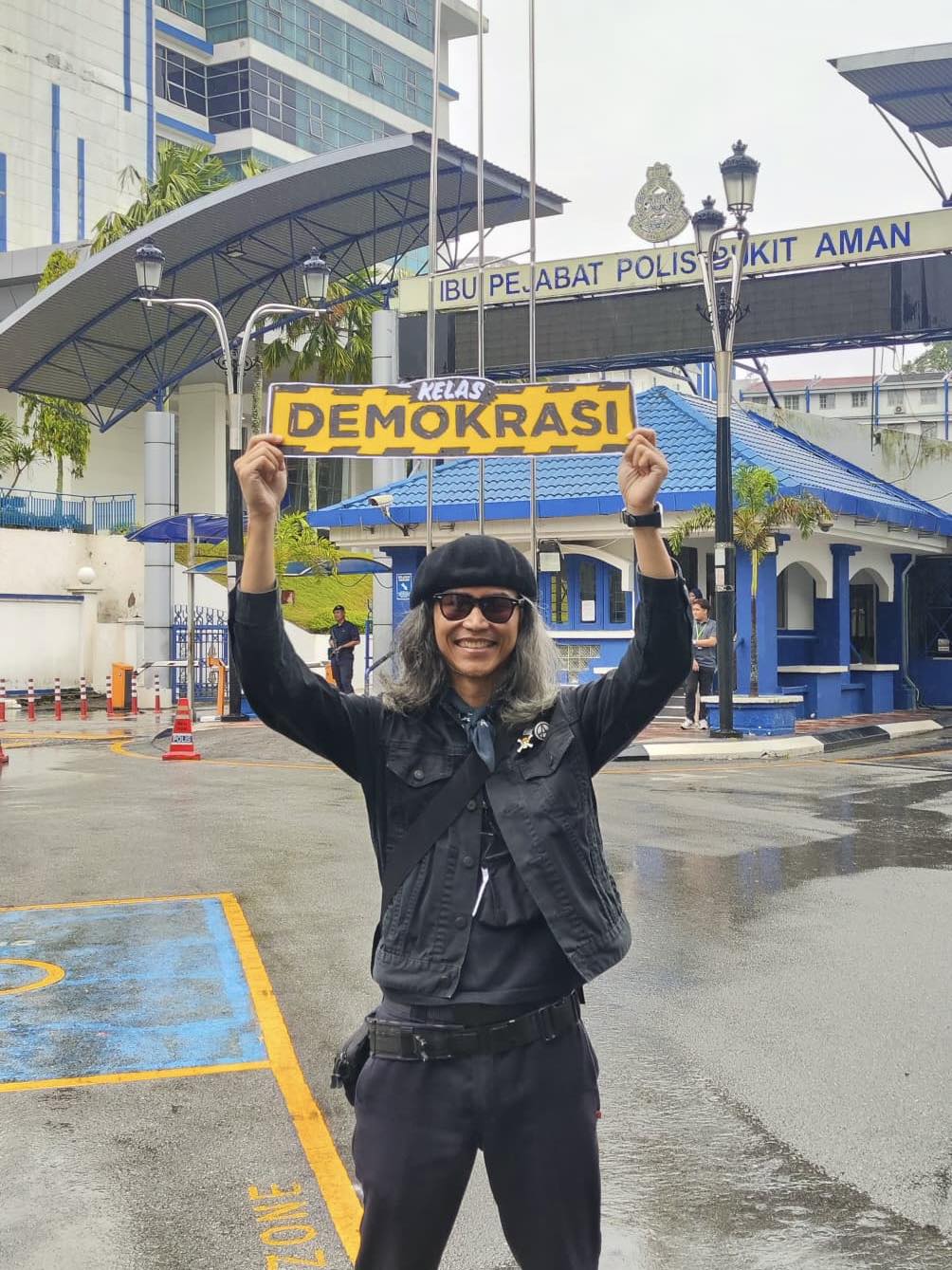 “Sila dakwa aku di mahkamah kalau korang berani”- Fahmi Reza