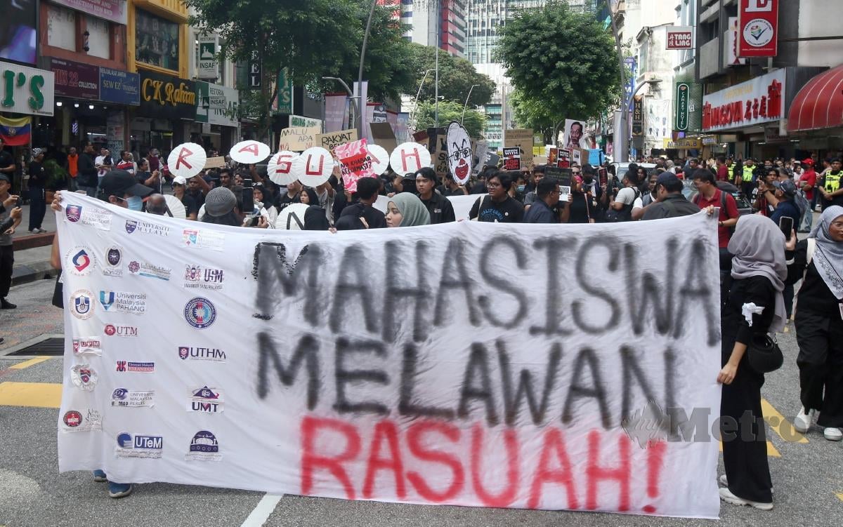 Mengintai mahasiswa revolusioner oleh Rien Sd
